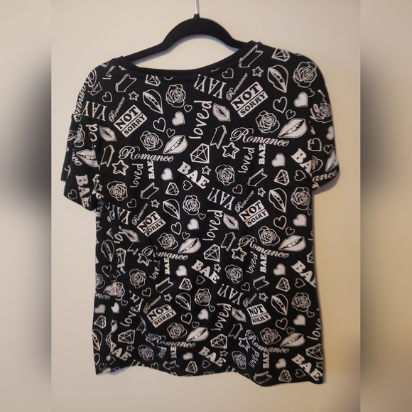 🧑🎄10/10🧑🎄CUTEEEE Graphic T - Picture 2 of 3